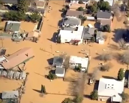 Рекордни валежи в Калифорния! Градове се превърнаха в острови ВИДЕО