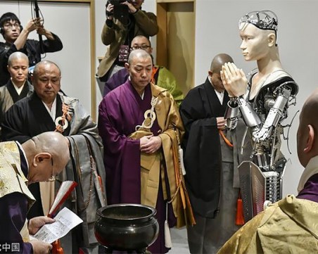 Робот проповядва будизъм ВИДЕО