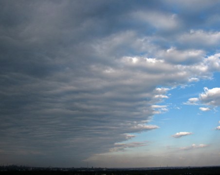 Съботата – облачна, слаби валежи. Температурите на места до 14°C