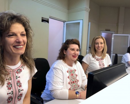 Служителките на кметството в Тракия се премениха с народни носии СНИМКИ