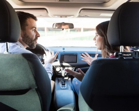 Топ 10: Най-дразнещите реплики, които жената казва в колата