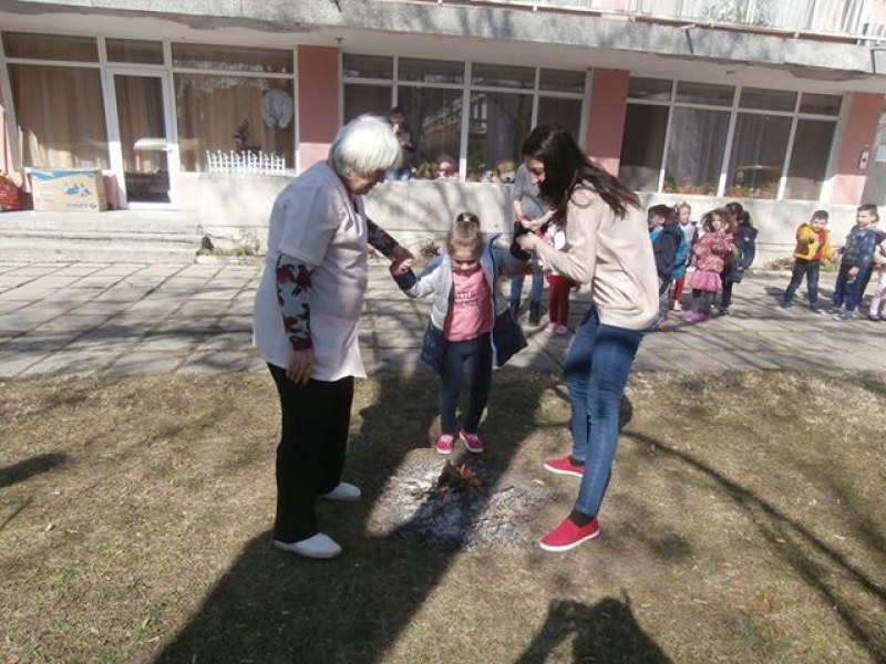 Деца прескачаха огън за здраве в детска градина в Пловдив