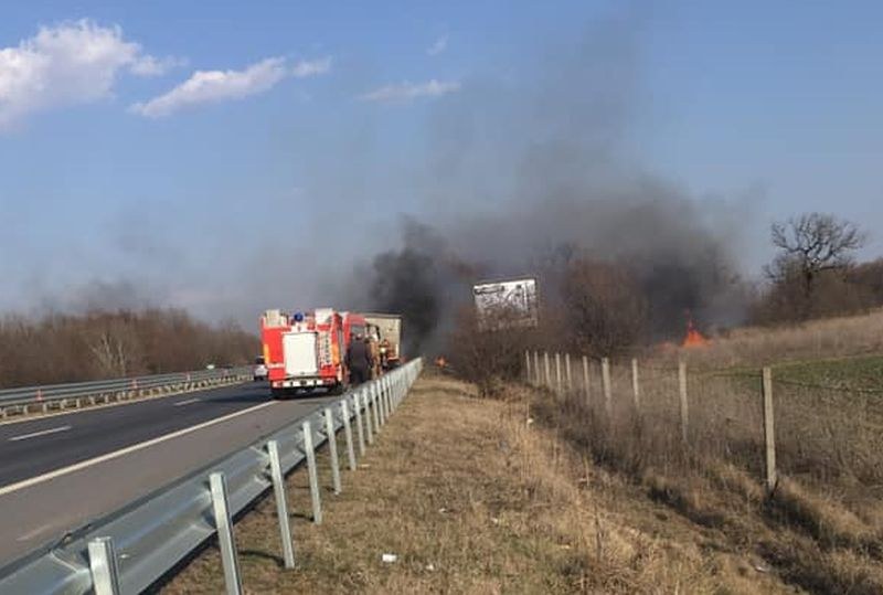 Дим и огън на магистралата край Пловдив, платното е задимено СНИМКИ