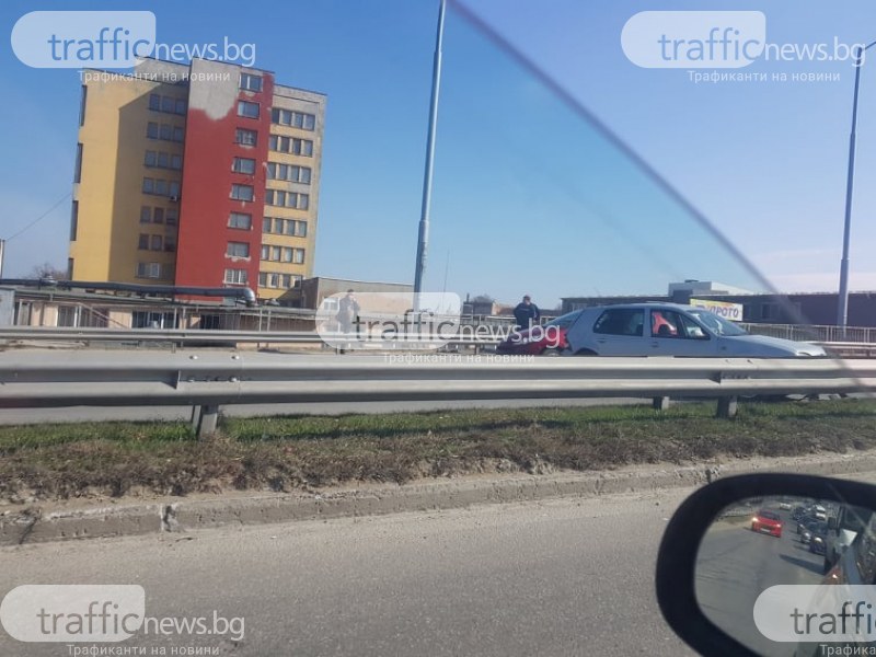 Катастрофа блокира движението на надлеза на Ален Мак в Пловдив СНИМКИ