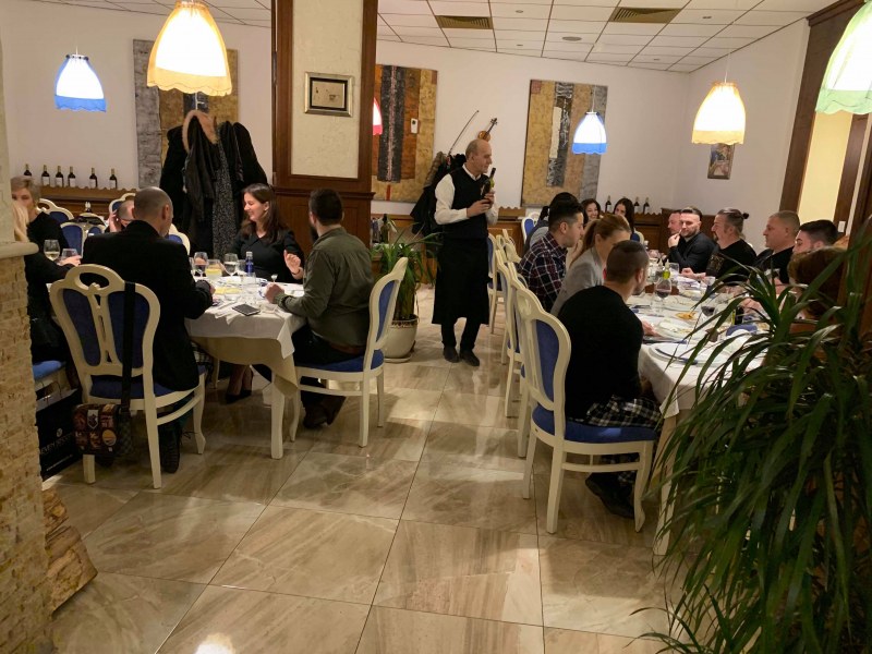 Пловдивски ресторант поднася бутилки вино като комплимент към гостите си на 3 март