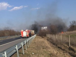 Дим и огън на магистралата край Пловдив, платното е задимено СНИМКИ