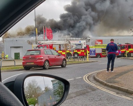 50 огнеборци гасят пожар в шоурум на 