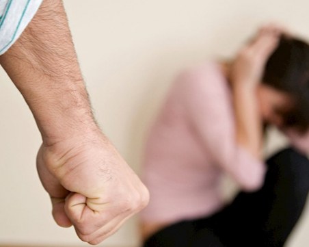 Баща провеси дъщеря си през терасата във Варна, искал да я убие