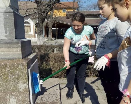 Деца почистиха паметника в центъра на Белозем за 3 март