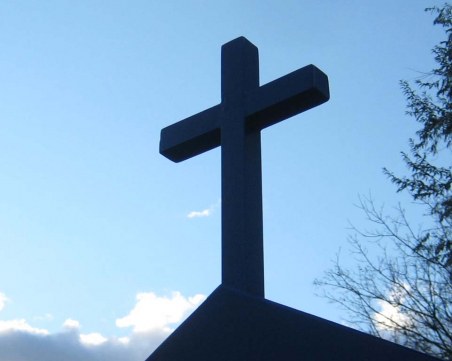 Миряните в Петрич протестират, за да върнат отстранен свещеник