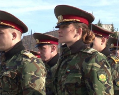 Царицата на розата за 2015 сложи военна униформа