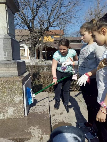 Деца почистиха паметника в центъра на Белозем за 3 март