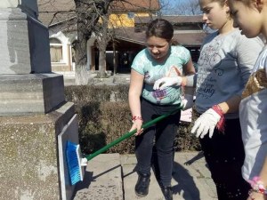 Деца почистиха паметника в центъра на Белозем за 3 март