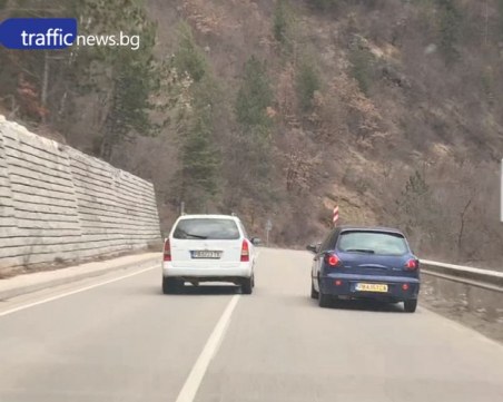 Джигит бръмчи със звук на сирени край Пловдив, избутва коли в банкета ВИДЕО