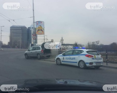 Катастрофа на колелото на Водната палата! Кола събра мантинелата СНИМКИ