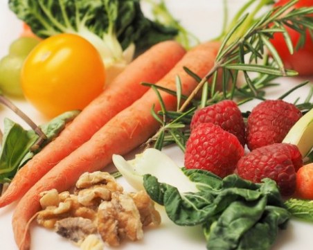 Леко поевтиняват цените на храните на едро