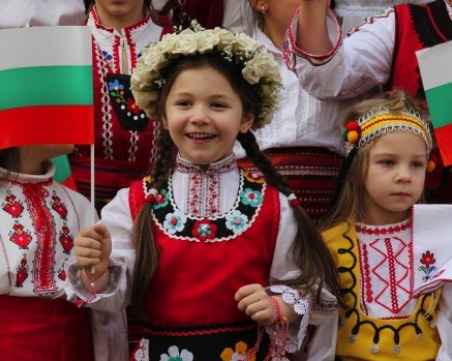 Министерство зове да станем посланици на България, снимайки се за 3 март