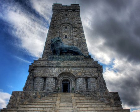 Облачен, но топъл ще е празничният ден. На Шипка е минус 2 градуса