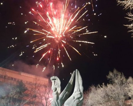 Огнени хризантеми озариха небето над Пловдив за 3 март СНИМКИ