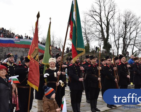 Пловдивчанки облякоха опълченски униформи, деца развяха знамена на 3 март СНИМКИ и ВИДЕО