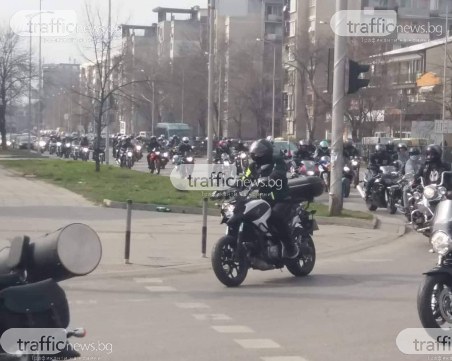 Шествието на пловдивските рокери в чест на 3 март започна! СНИМКИ