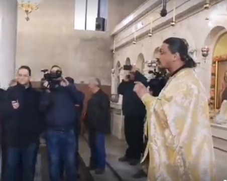 Скандал в църква! Навръх празника петричани скандираха 