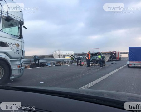 Тежка катастрофа на магистрала Тракия! Камион се обърна до Раковски СНИМКИ