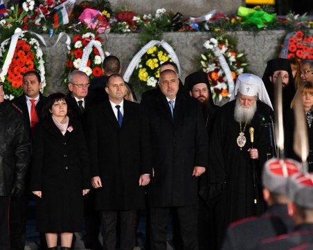 Трети март събра президент и премиер, стиснаха си ръцете