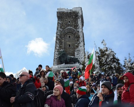 Валя Балканска и 100 каба гайди огласиха Шипка, хиляди пяха химна на върха СНИМКИ