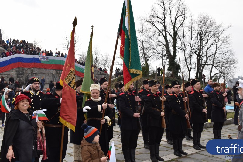 Пловдивчанки облякоха опълченски униформи, деца развяха знамена на 3 март СНИМКИ и ВИДЕО