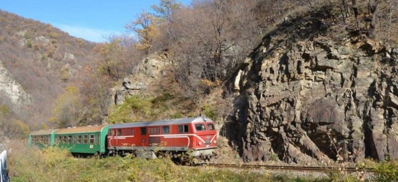 Теснолинейката е тясна! Десетки българи се качиха в нея и разлюляха Родопите