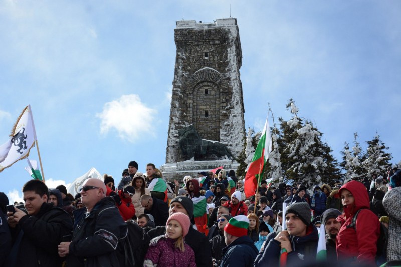 Валя Балканска и 100 каба гайди огласиха Шипка, хиляди пяха химна на върха СНИМКИ
