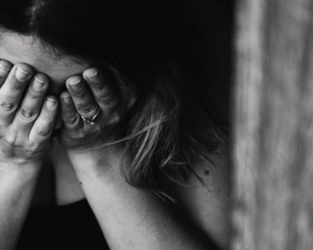 Искат постоянен арест за бащата, провесил дъщеря си през терасата във Варна