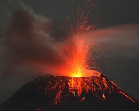 Мощна експлозия на вулкан озари небето в Мексико ВИДЕО