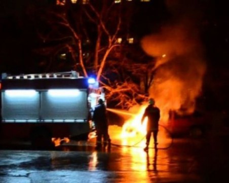 Пожар изпепели склад във Варна, горяха автобус и коли