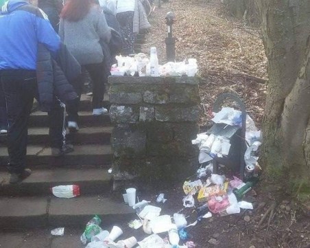 Преливащи кошчета за боклук след честванията на Шипка