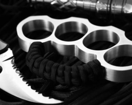 Ученици въоръжени като гангстери! Боксове, ножове и палки в училище в Самоков