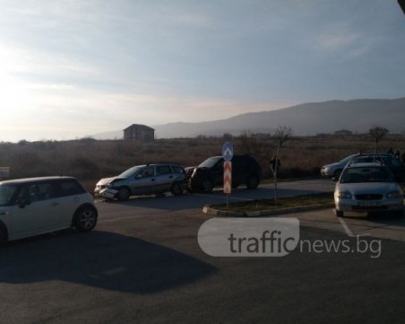 Две жени и три деца са в болница след катастрофата в Марково