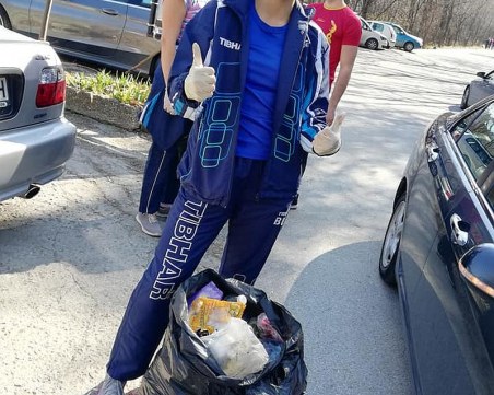 Европейска шампионка и млади асеновградчани събраха 25 чувала с боклуци СНИМКИ