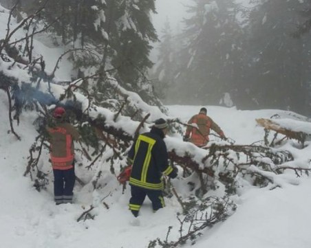 Хотел край Смолян блокиран повече от месец, евакуират собствениците с моторни шейни