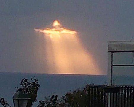 Исус проби облаците над Италия СНИМКИ