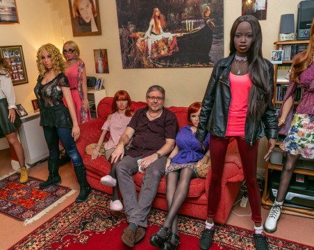 Мъж се разочарова от жените, заживя с 12 кукли СНИМКИ