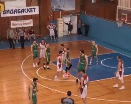 Пълен абсурд! Баскетболен отбор игра с 6 човека - никой не видя ВИДЕО