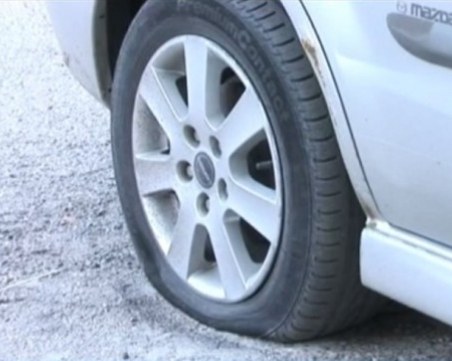 Пловдивчанка спука гумите на колата на мъж в Тракия