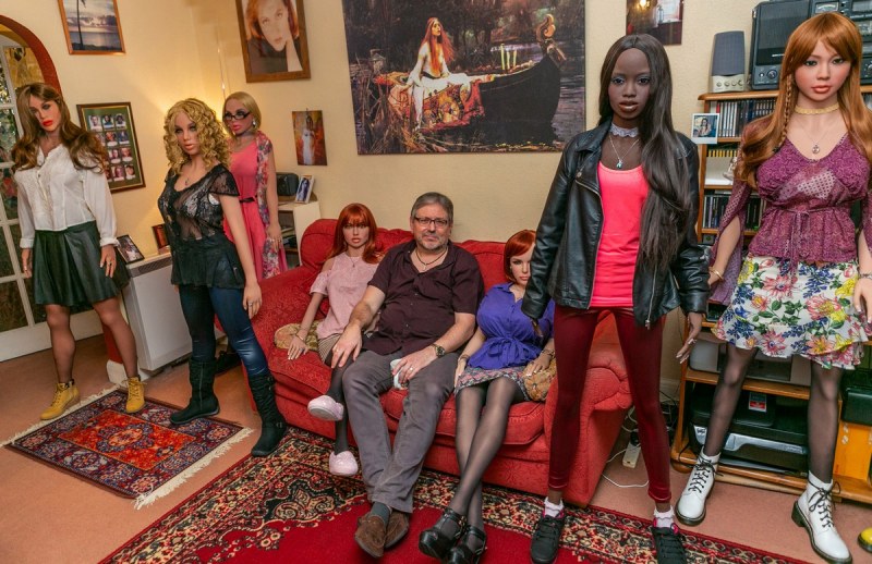 Мъж се разочарова от жените, заживя с 12 кукли СНИМКИ