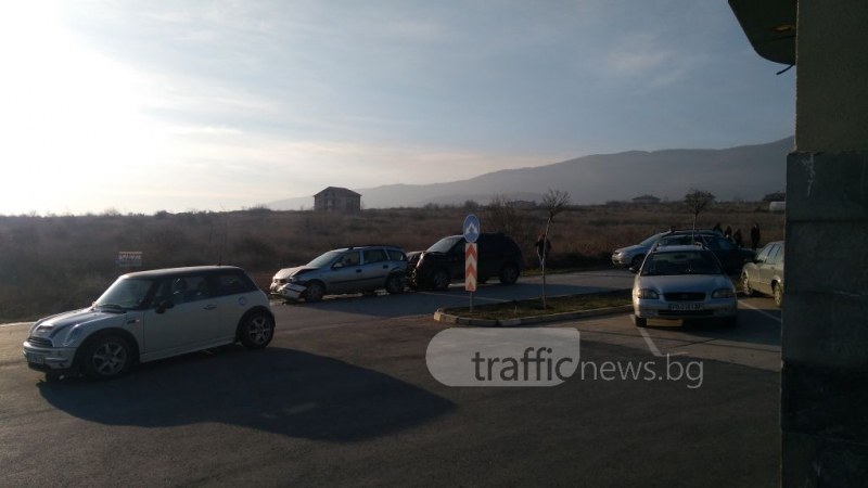 Няколко автомобила се натресоха край Пловдив СНИМКА
