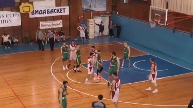 Пълен абсурд! Баскетболен отбор игра с 6 човека - никой не видя ВИДЕО