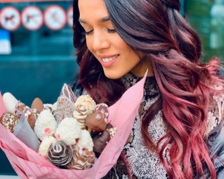 Момче прави букети от ягоди и шоколад, за да помогне на сестра си, претърпяла инцидент