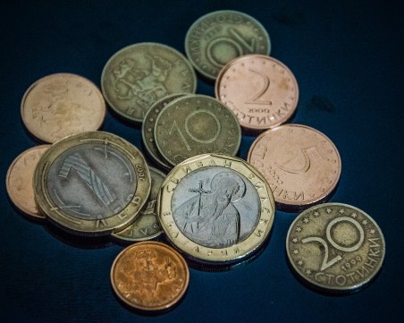 Лев, два, три и трийсет... 14 и 60 на стотинки – подкуп, изсипан в патрулка