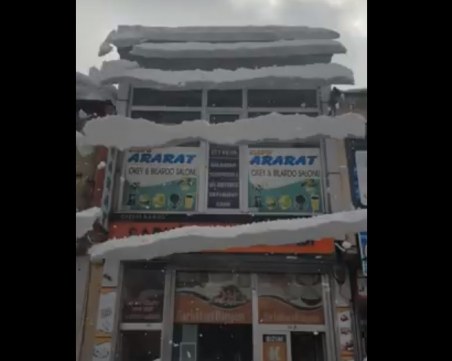 Снежни откоси – един след друг от месарница в Турция (ВИДЕО)